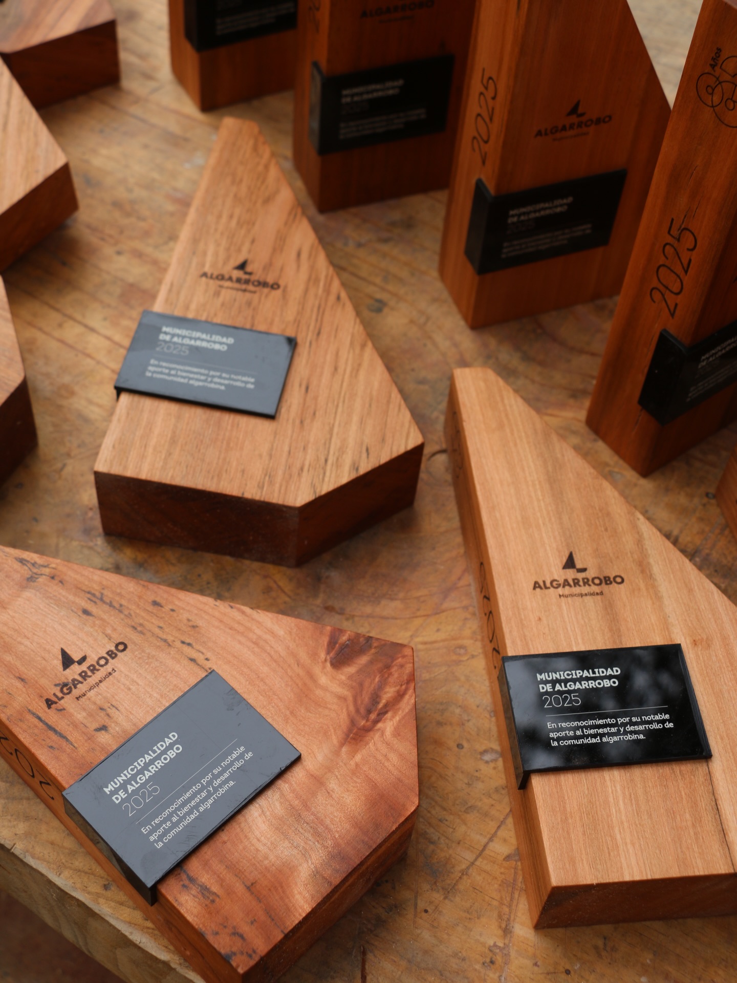 Galvanos de madera nativa fabricados por Tienda Mater para la Municipalidad de Algarrobo